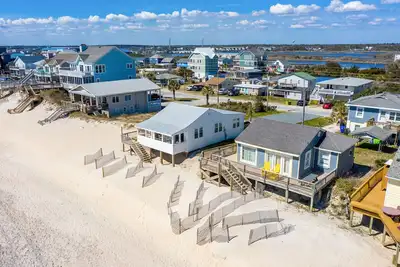 Image de Dog-friendly oceanfront home with wrap-around deck & central air-conditioning