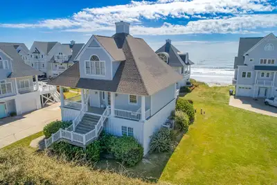 Image de Oceanfront home with beach access, washer/dryer, pool & central Ac