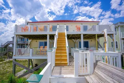 Image de Beachfront dog-friendly home with private hot tub, beach access, outdoor shower