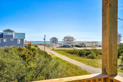 Image de Sound-view home with decks, private washer/dryer, central Ac - walk to the beach