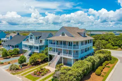 Image de 2nd-row ocean-view home with elevator, cmty pool & tennis