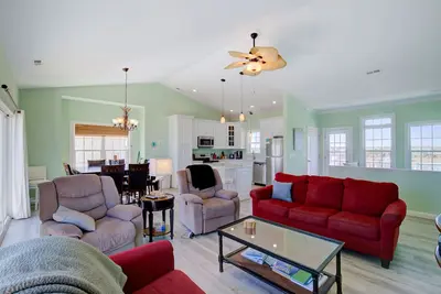 Image de Beachfront home with beach access, elevator, ocean views, outdoor shower, W/D