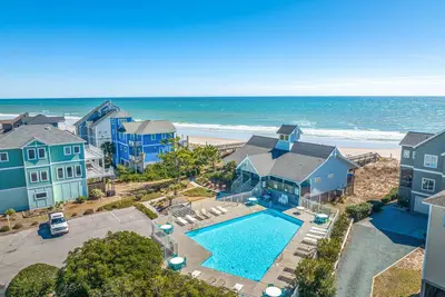 Image de 2-story home near the beach with beach access, deck, community pool & tennis
