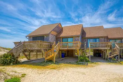 Image de Upgraded beachfront villa with ocean views, central Ac, fast WiFi & washer/dryer