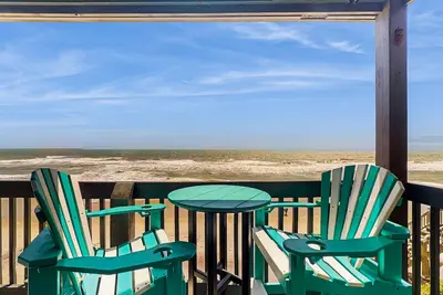 Image de Beachfront Shipwatch townhome - ocean views - community pool, high-speed WiFi