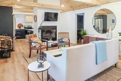Beautiful updated lakefront home with a washer/dryer, grill & dog-friendly
