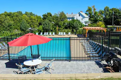 Image de Conveniently located condo with balcony, beach access, on-site pool & tennis