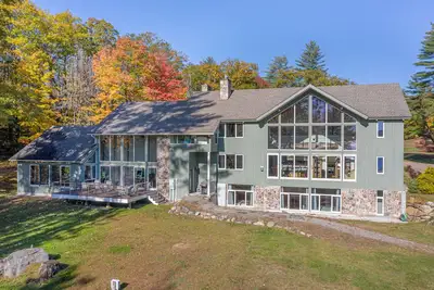 Image de Lakefront home with gym, game room, home theatre, & private beach with boathouse