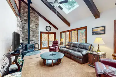 Image de Lovely dog-friendly home with firepit, gas fireplace, Ev outlet, & washer/dryer