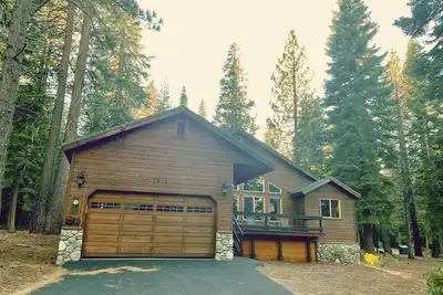 Image de Cozy Tahoe Donner Retreat – Hot Tub, Fireplace & Near Ski Resorts!