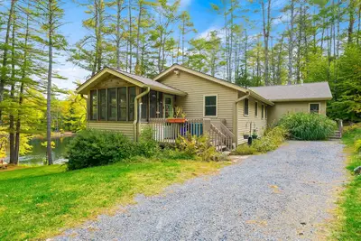 Image de Dog-friendly riverfront house on 3 acres with private dock & deck - near skiing