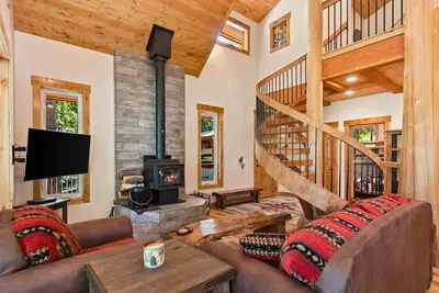 Image de Stunning mountain cabin with lake view, firepit, grill, patio & washer\/dryer