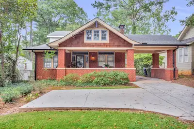 Image de Lovely dog-friendly home with tennis, grill, fireplace, & washer/dryer