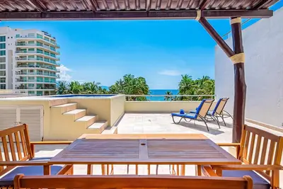 Spacious apartment with ocean views, pool & balcony