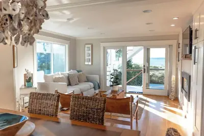 Image de Luxury Waterfront Property 360 water views