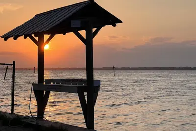 Image de \"Against the Wind\". Alligator Point Waterfront Townhome at the Marina & Tiki Bar