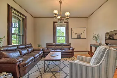 Image de Spacious Farmhouse on 200 Acres Along the River