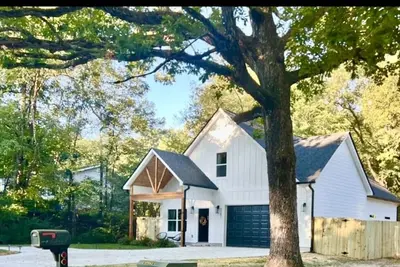 Image de 10 mins to Downtown Lux House, Hot Tub, Pet Friendly, Fenced Back Yard