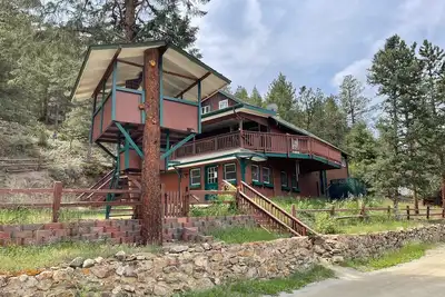 Image de Private 5 Bedroom Cabin w/ Fireplace, & Treehouse.