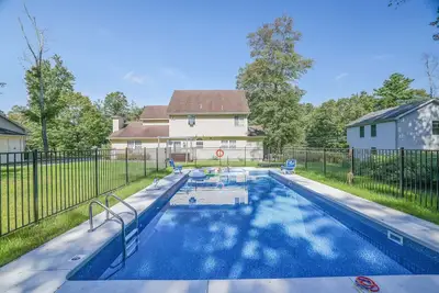 Image de Private Heated Pool-Fire Pit-Game Room-Fireplace