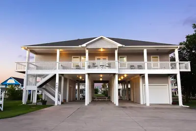 Image de Beautiful home on the water!