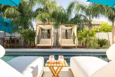Image de Tropical Retreat with hot tub, heated pool, misters & fire pit