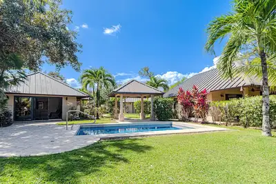Image de Luxurious private home in wildlife sanctuary with private pool, patio & dogs Ok