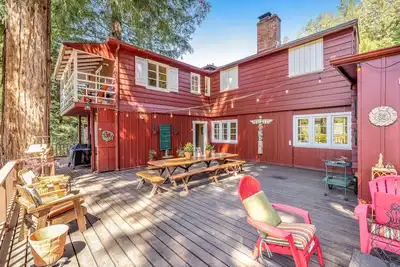 Image de Riverfront, dog-friendly home with private hot tub, fireplaces & amazing decks