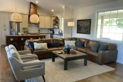 Image de Serene Luxury on a Quiet Cove