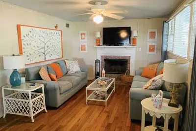 Image de Coastal Serenity - Old time charm with a coastal touch near the beach. .