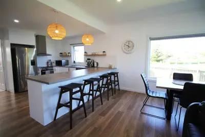 Image de Light and bright quality accommodation walking distance to town.