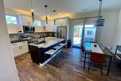 Image de Beautiful new townhome, centrally located!