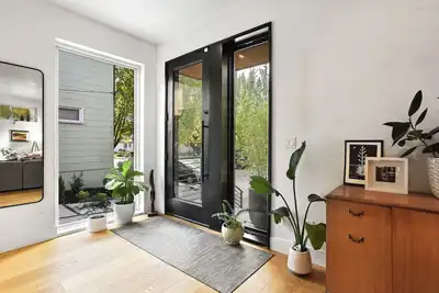 Image de Family Friendly Bright Modern with Hot Tub!