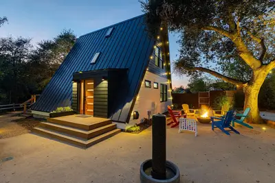 Image de Sonoma Valley designer A-frame with pool & bocce!