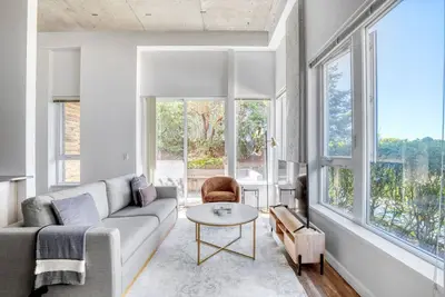 Image de Serene Bellevue 2br w/ Gym & W/D, near Spring District, by Blueground