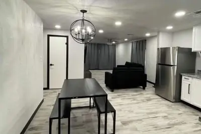 Image de Modern 3 Bedroom 2 Bath Home Centrally Located!