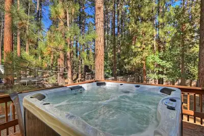 Image de Evergreen Retreat by Destination Big Bear: Close to Snow Summit! Pool Table! Fenced Yard! Spa! Single Story!
