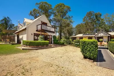 Image de Country residence on 10 acres, with separate cottage, pool, tennis court & lawns