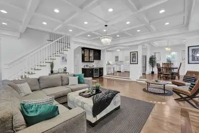 Image de This house is a 6 bedroom(s), 6. 5 bathrooms, located in Atlanta, Ga.