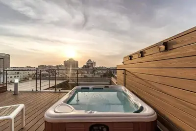 Image de Penthouse Jacuzzi close to the Hilton