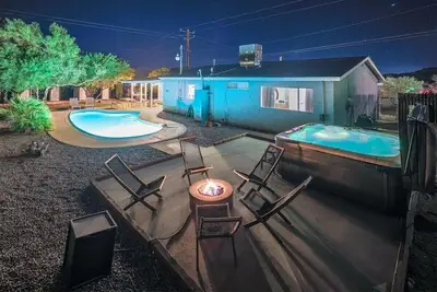 Image de Private Pool, Hot Tub, 5 minutes to Park Entrance!