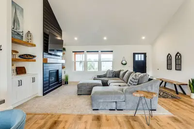 Image de Close to Ocean Beaches, Hot Tub! Fire Pit! Dog Friendly!