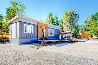 Image de Amazing all-new bungalow with grill, firepit, & deck - walk to public beach