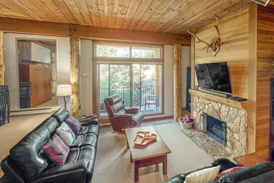 Image de Cozy condo near ski lifts with hot tub, sauna, fireplace, private balcony & WiFi