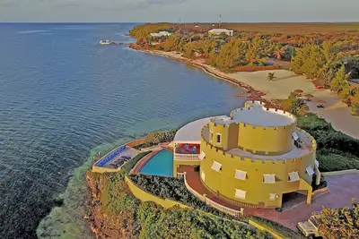 Image de Cayman Castle: Gated Family Estate w/Infinity Pool, Private Beach, Free Kayaks