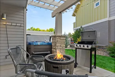 Image de Quiet Urban Community – Designer Home w/ Hot Tub!