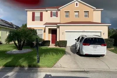 Image de Executive 6-bedroom luxury villa with a pool