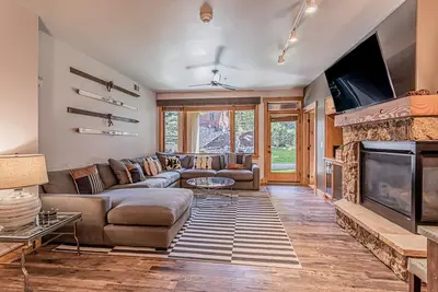 Image de Luxury Condo at Aspen Lodge | Spacious 3br + Den in Trappeur’s Crossing