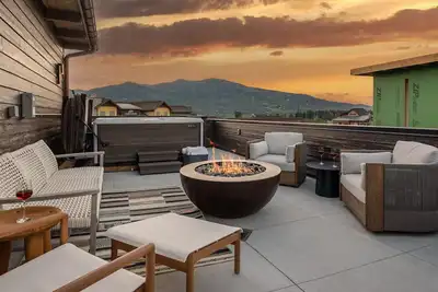 Image de Luxurious + Hot Tub on Rooftop Deck + Close to Skiing - Borough House