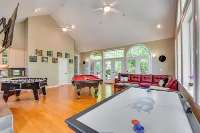 Image de 2 Mi to Clemson: Central Villa w\/ Deck, Near Lakes